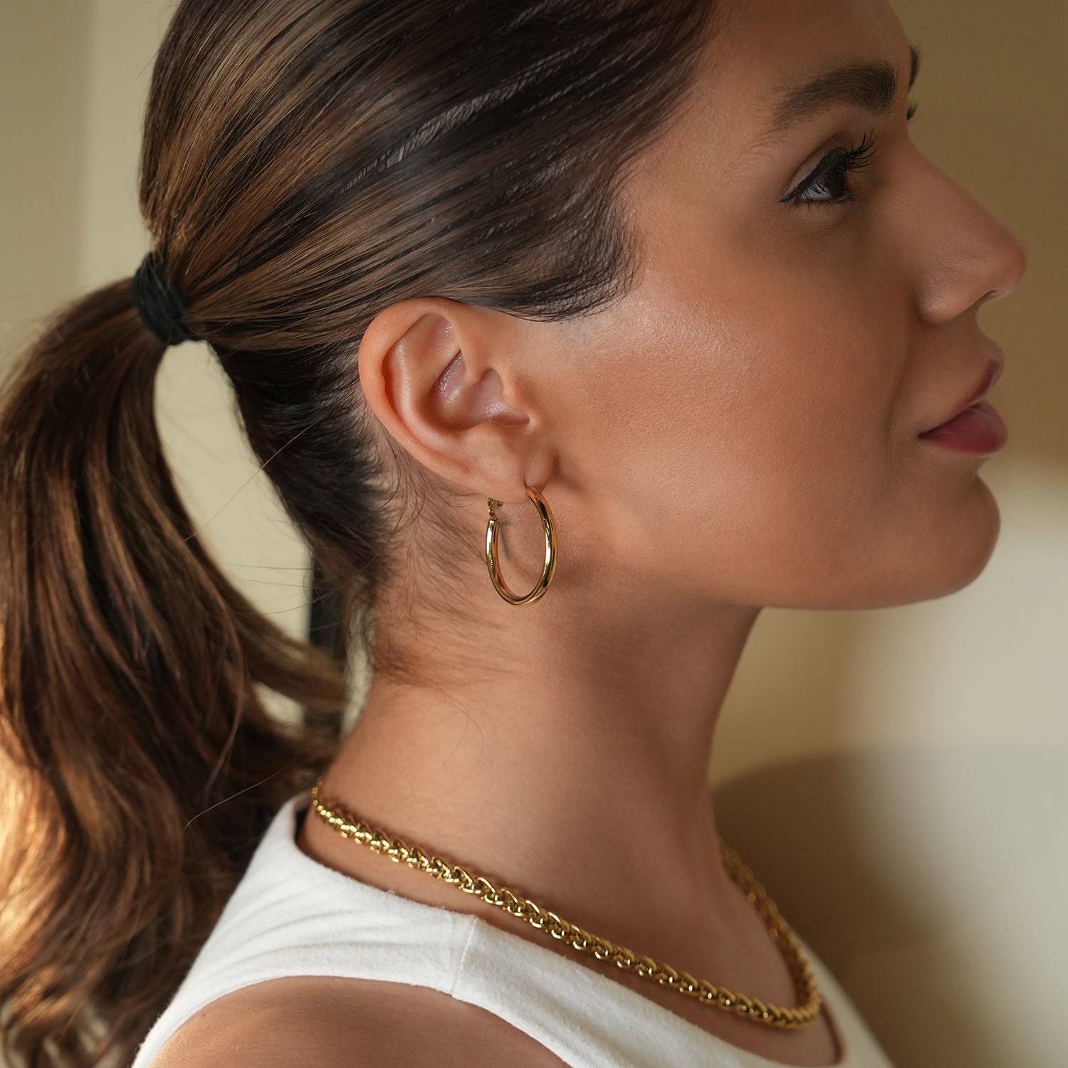 Style MICHI 1153: Mid-Width Essential Hoop Earrings Gold Size A