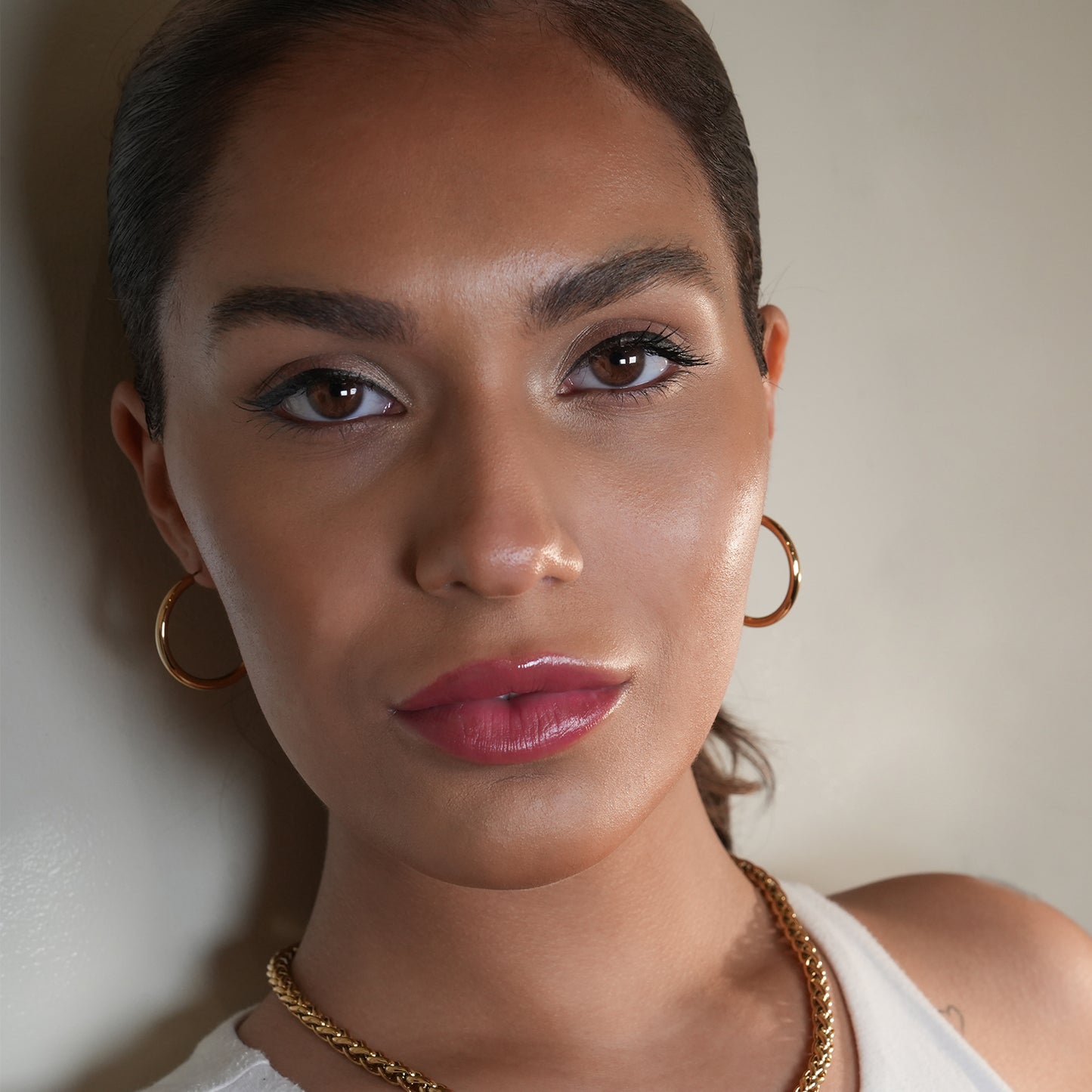 Style MICHI 1153: Mid-Width Essential Hoop Earrings Gold Size A