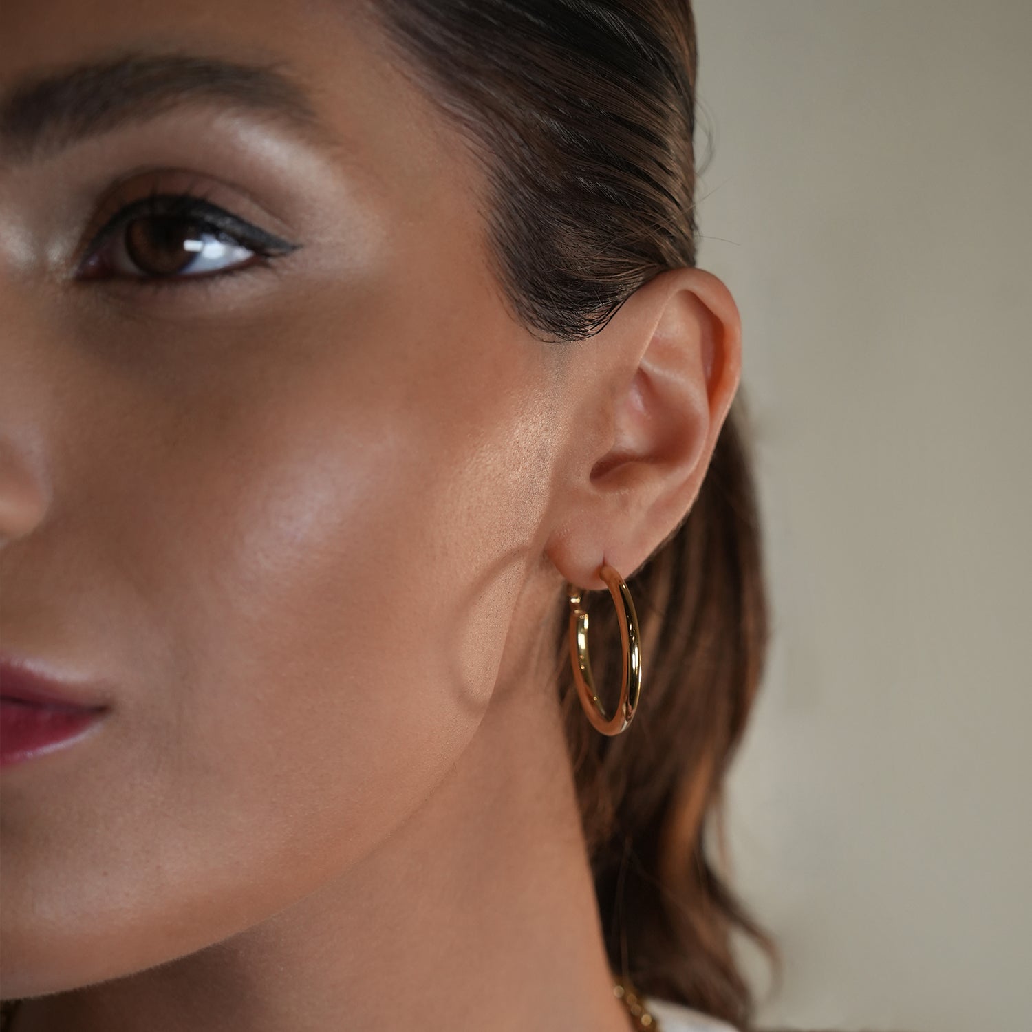 Style MICHI 1153: Mid-Width Essential Hoop Earrings Gold Size A