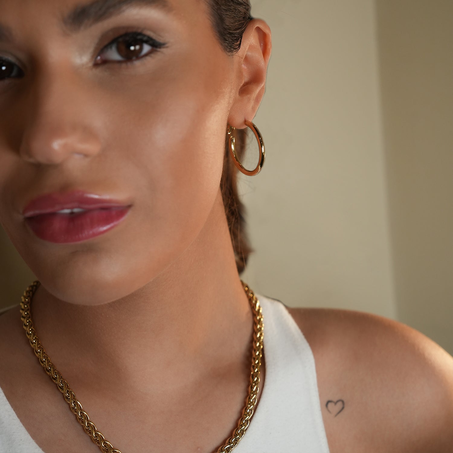 Style MICHI 1153: Mid-Width Essential Hoop Earrings Gold Size A