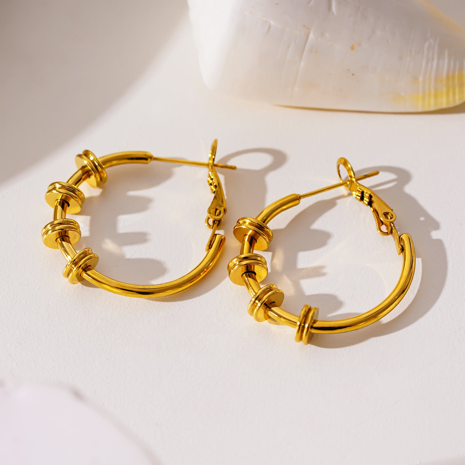 Style MINATO 5336: Modernist Hoop Earrings Anchoring Industrial-Chic Double Discs.