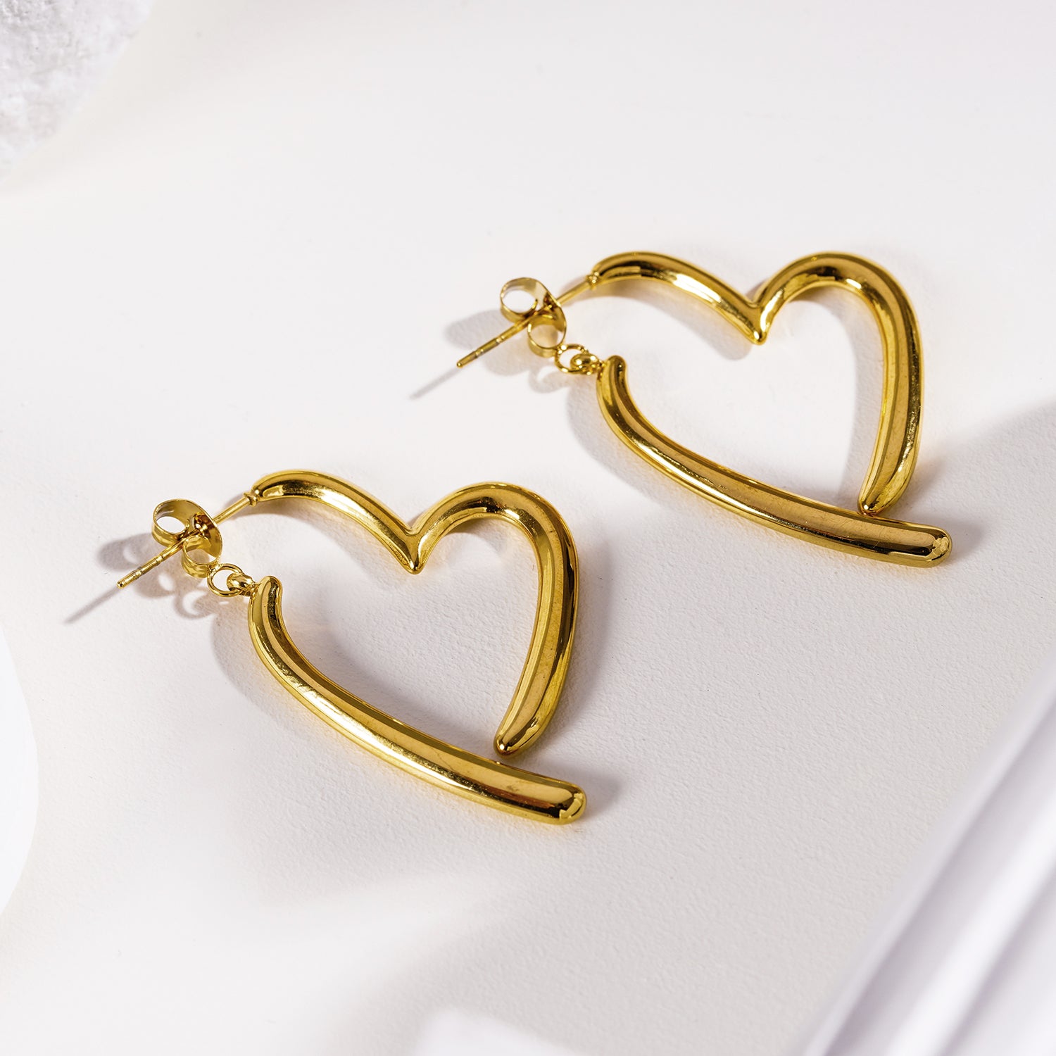 Style MOMOKA 0187: Abstract Heart Shaped Detachable Hoop Earrings.