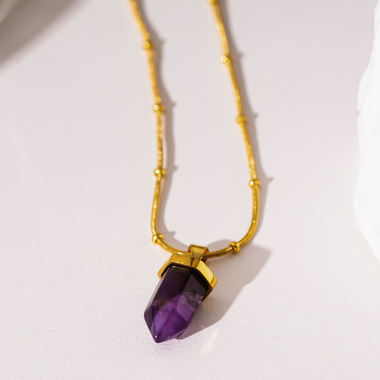 Style NAZINGA 4150: Lace Agate Stone Pendant Anchored on a Beaded Snake Skin Textured Chain Necklace.
