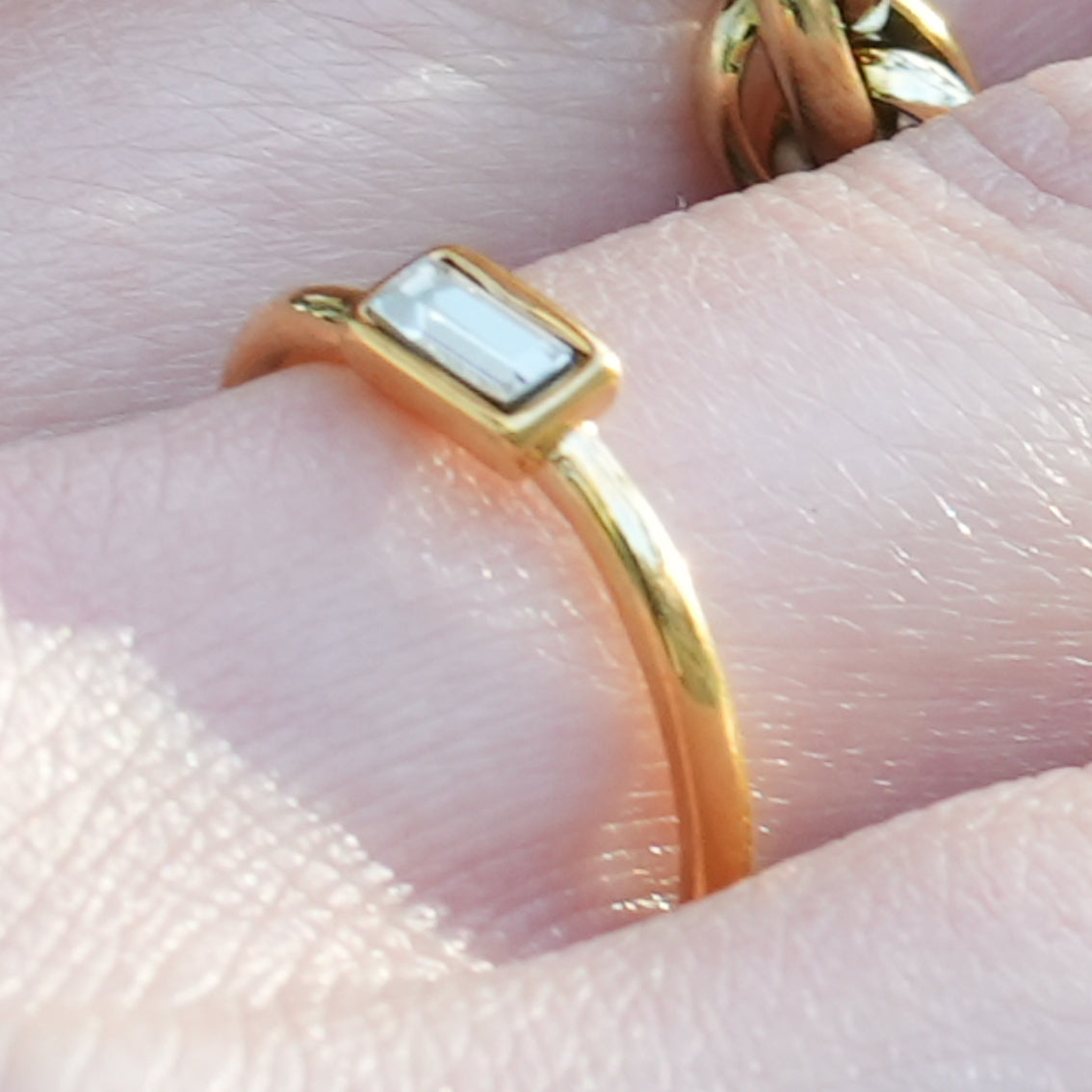 Style NILDA: Classic Band Ring with an Elegant Rectangle Zirconia Centrepiece.
