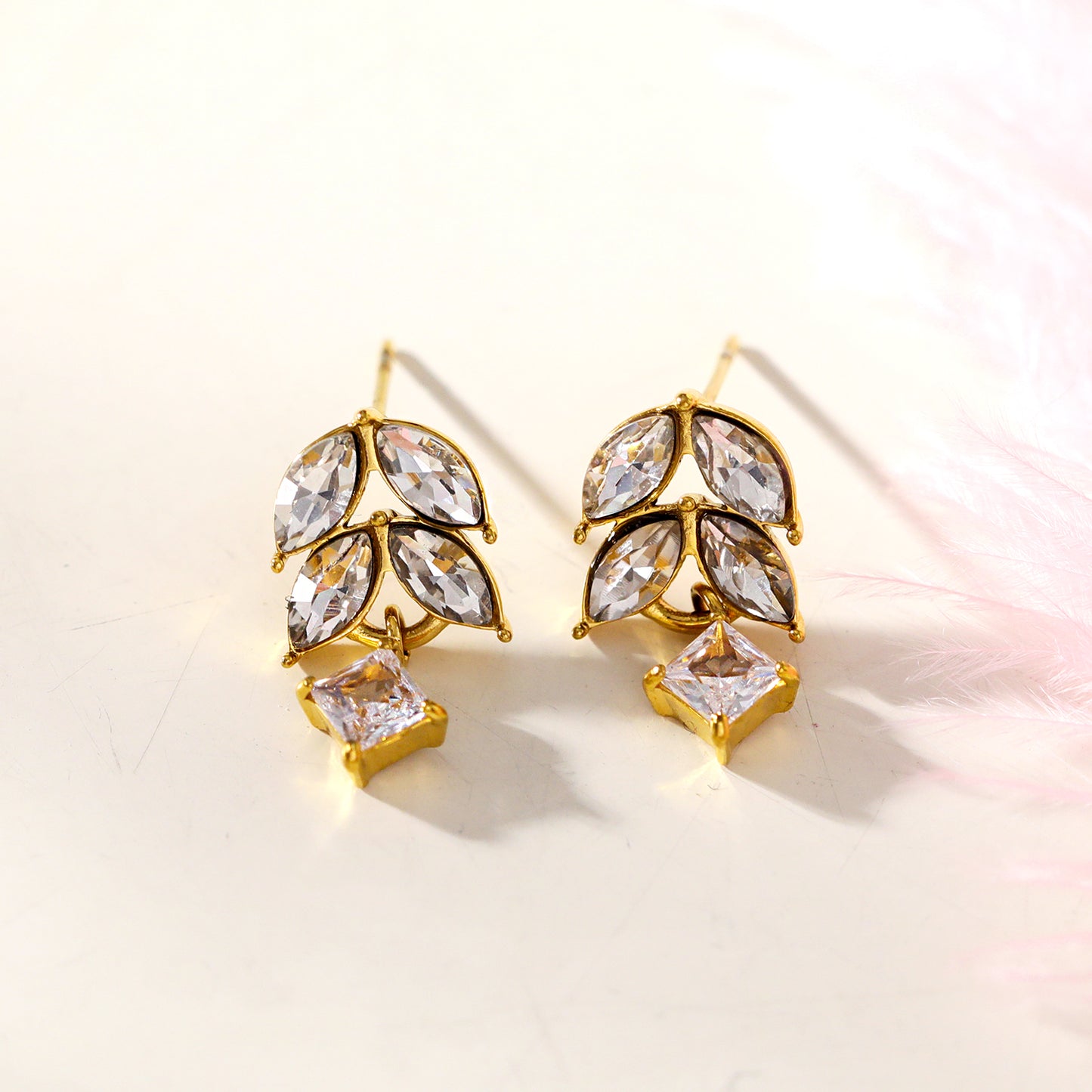 Style ESPERANZA 76925: Vintage Inspired 'Floral Elegance' Earrings with Zirconia Gemstones.
