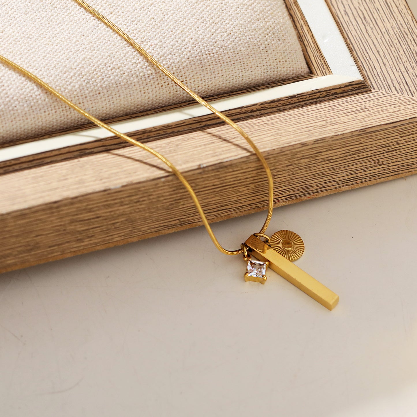 hackney-nine | Style DEFNIE 05168: Snake-Skin textured Dainty Chain Necklace Anchoring a Trio of Charms.