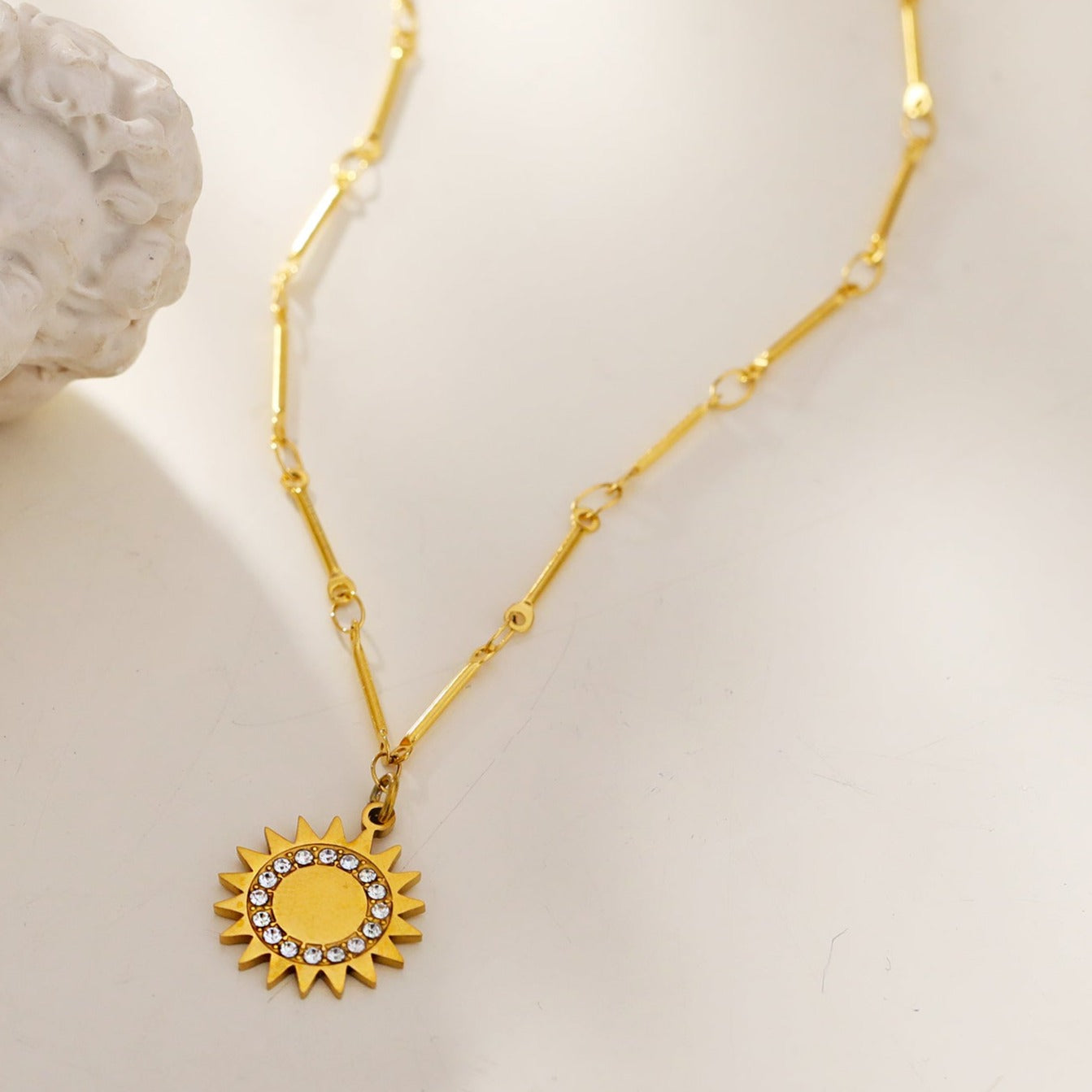 Style NOMIA 98811: Radiant Sunburst Pendant Zirconia Chain Necklace.