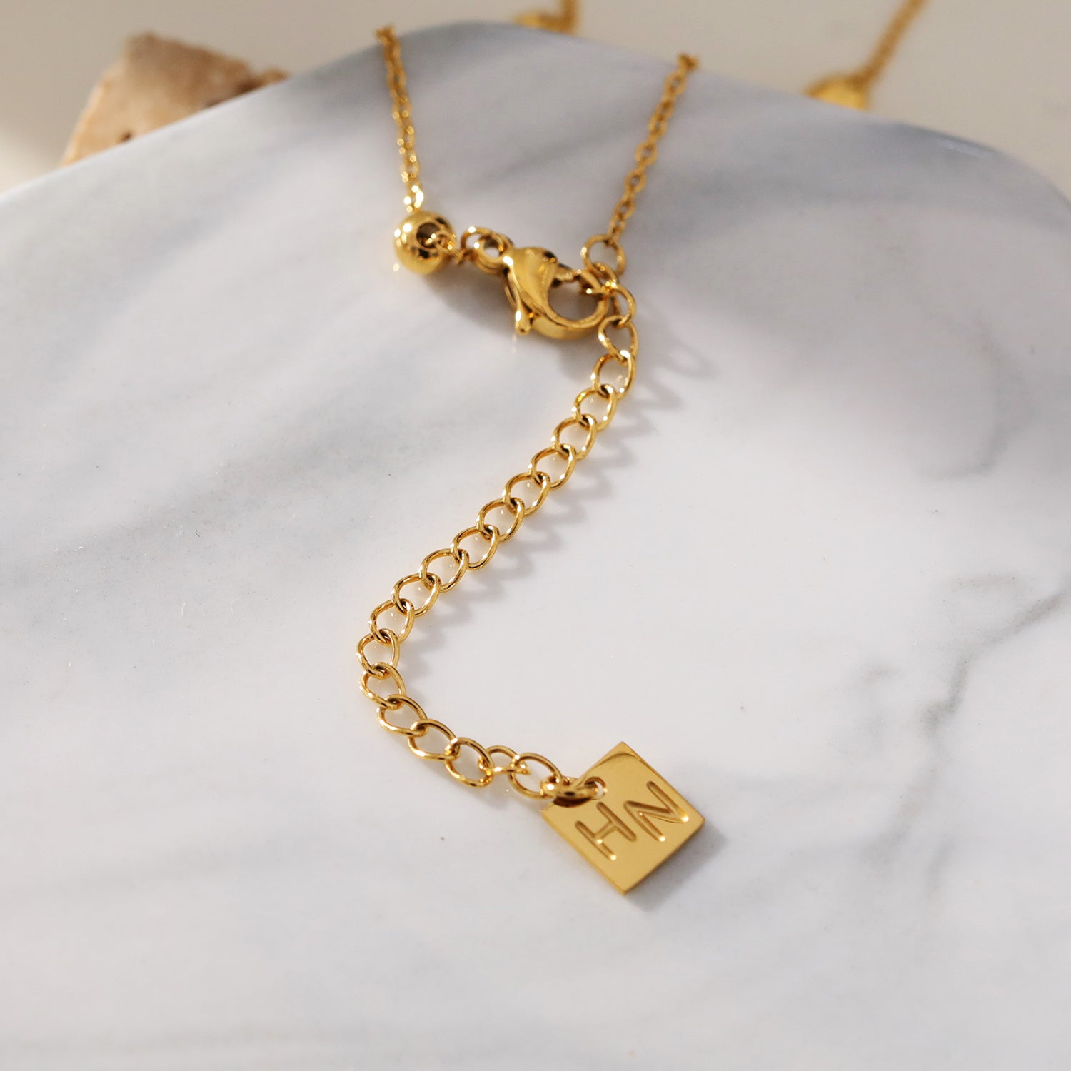 HACKNEY_NINE | Style VIGO 03348: Effortless & Essential Oval & Ball Beaded Chain Necklace.