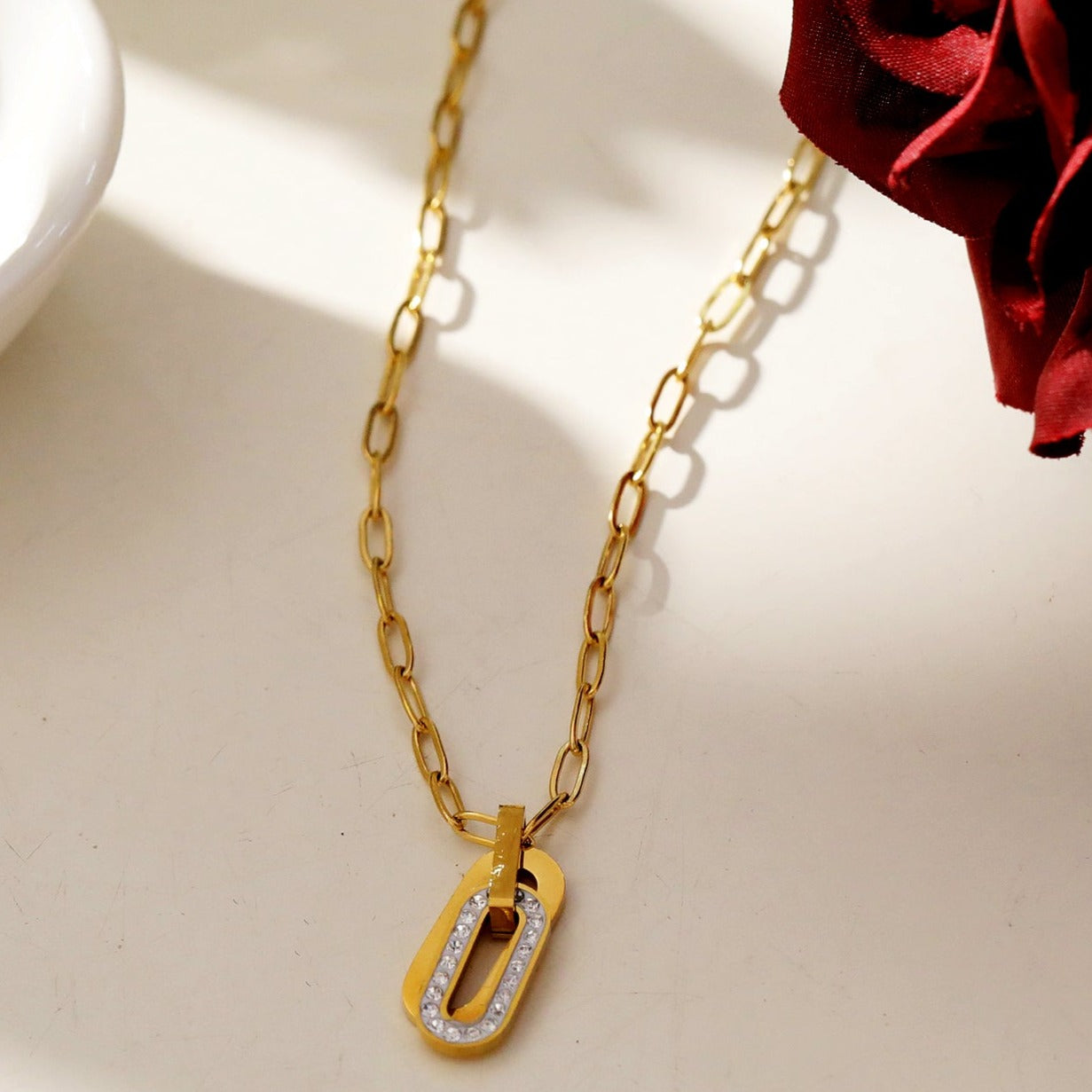 Style CHICALA 33164: Zirconia-Embedded Oval Shaped Charms Pendant on Paper-Clip Chain Necklace.