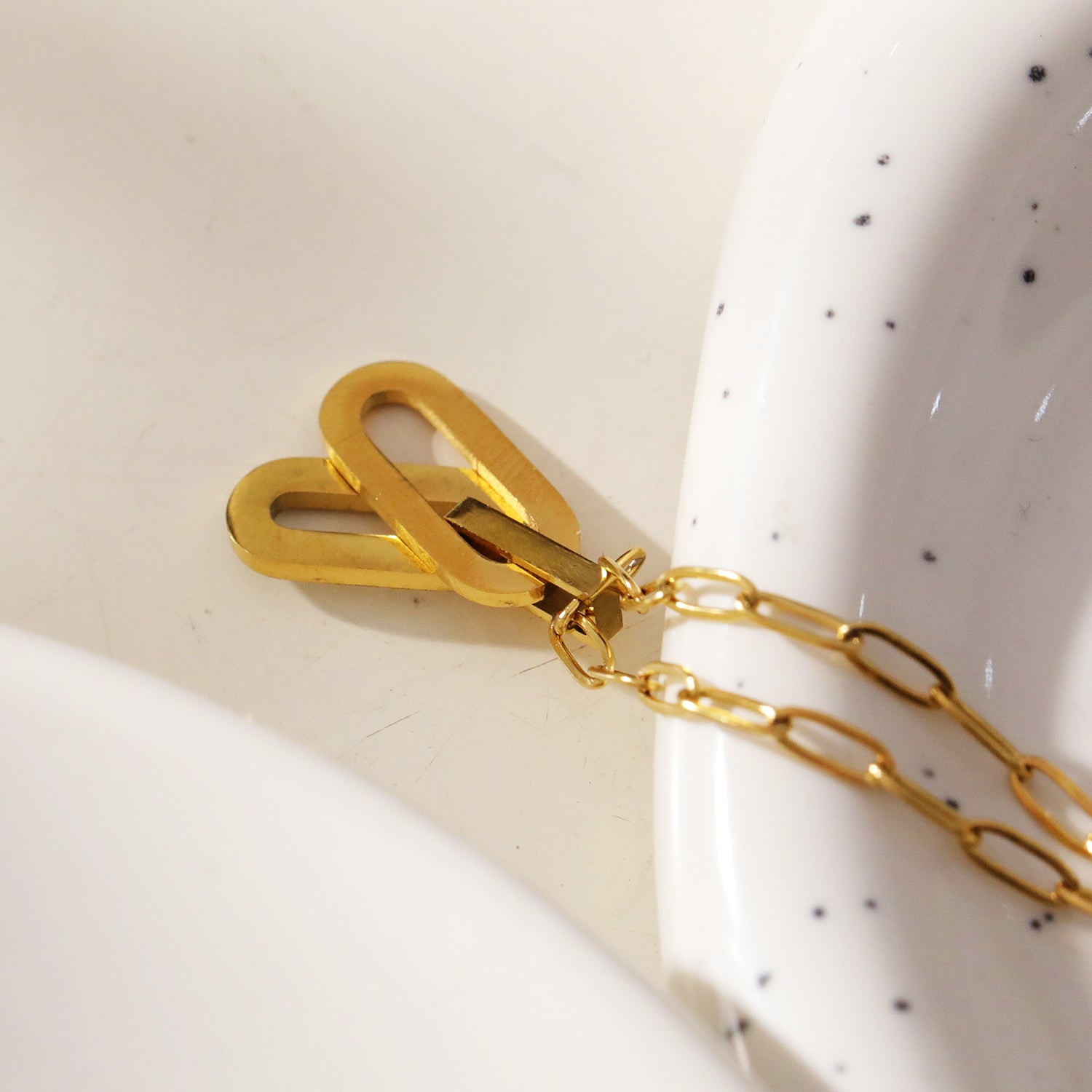 Style CHICALA 33164: Zirconia-Embedded Oval Shaped Charms Pendant on Paper-Clip Chain Necklace.
