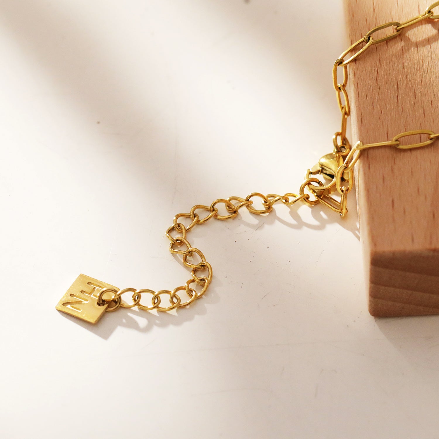 Style CHICALA 33164: Zirconia-Embedded Oval Shaped Charms Pendant on Paper-Clip Chain Necklace.