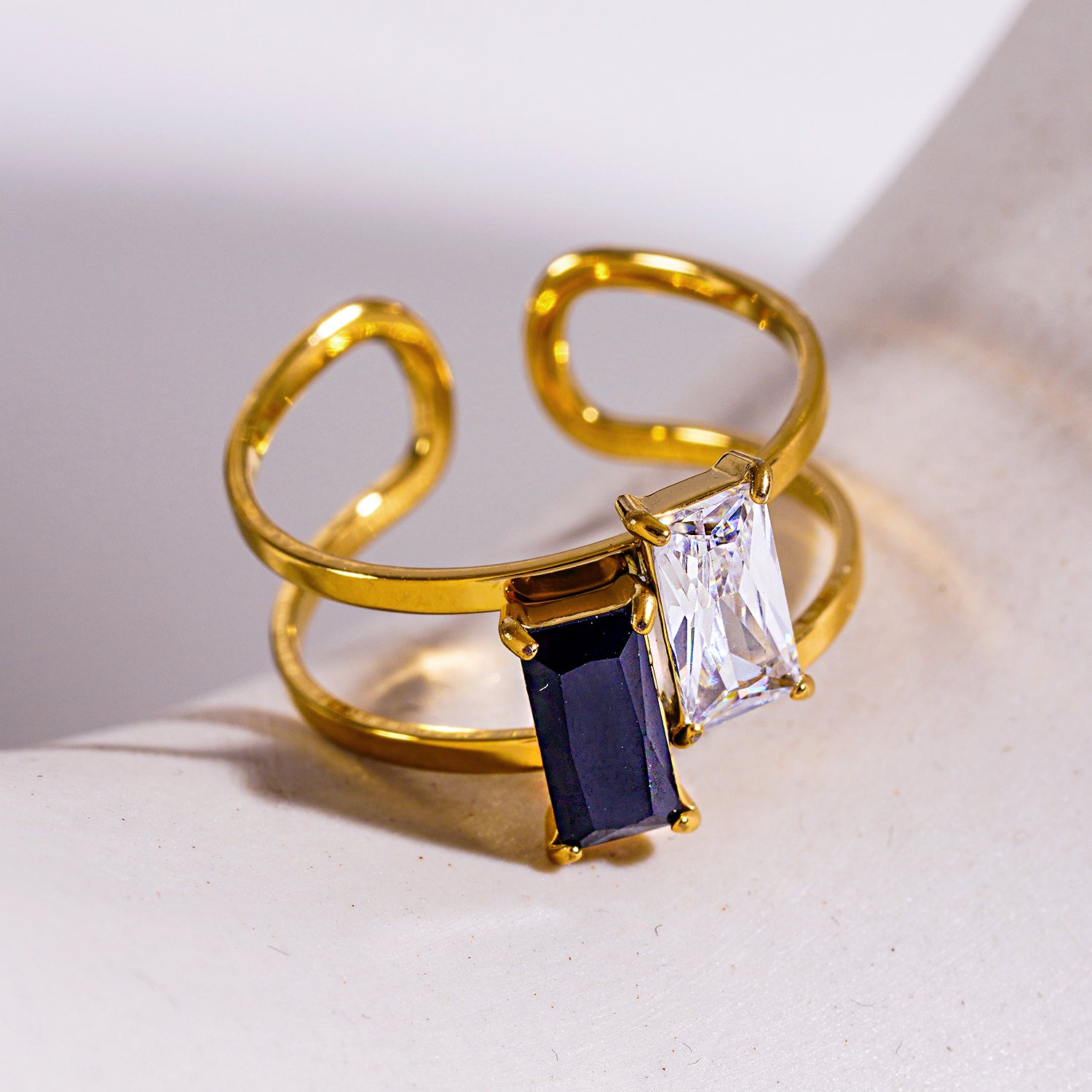 Style RIADEL 4966: Dual-Radiance Black & Clear Zirconia Banded Ring.