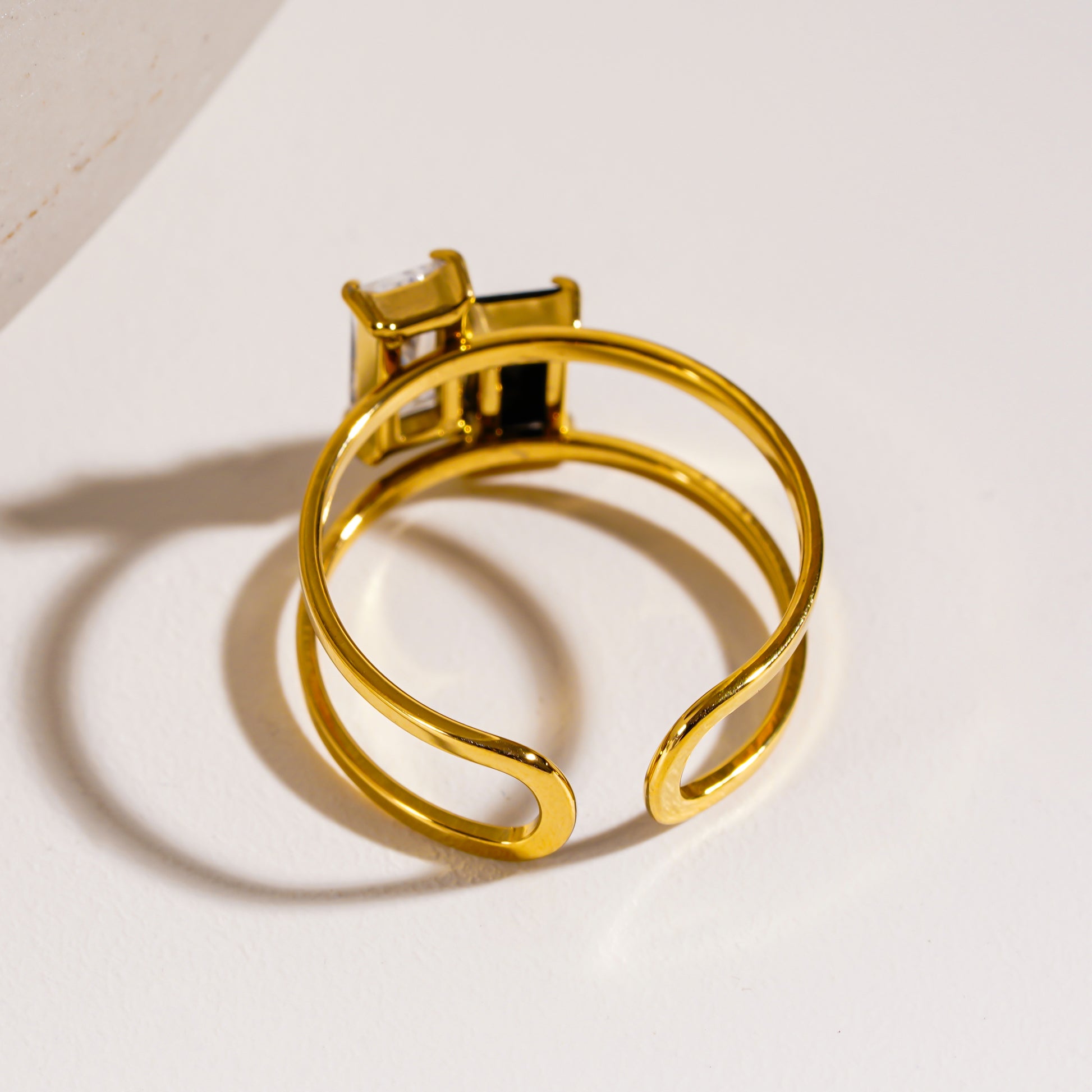 Style RIADEL 4966: Dual-Radiance Black & Clear Zirconia Banded Ring.