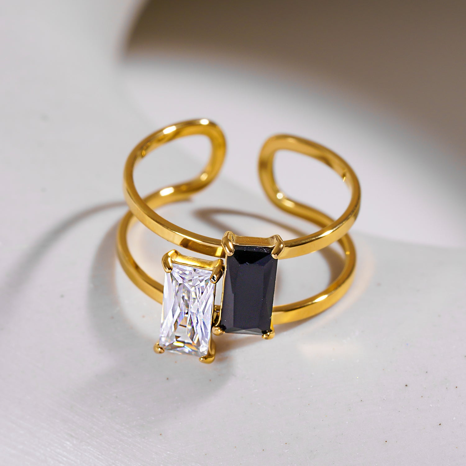 Style RIADEL 4966: Dual-Radiance Black & Clear Zirconia Banded Ring.