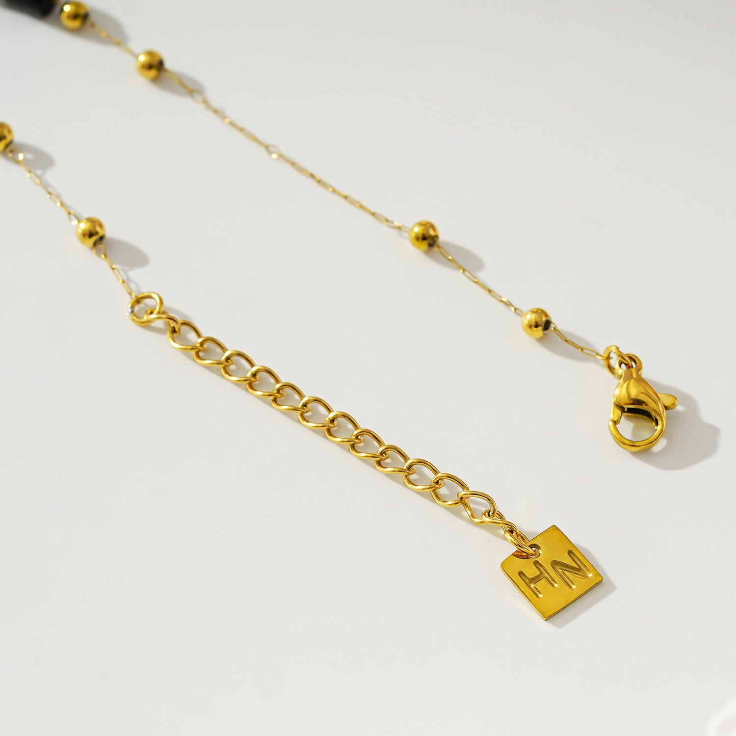 Style ROSARIO LG 1222: Black Onyx and Gold Beaded Chain Bracelet.