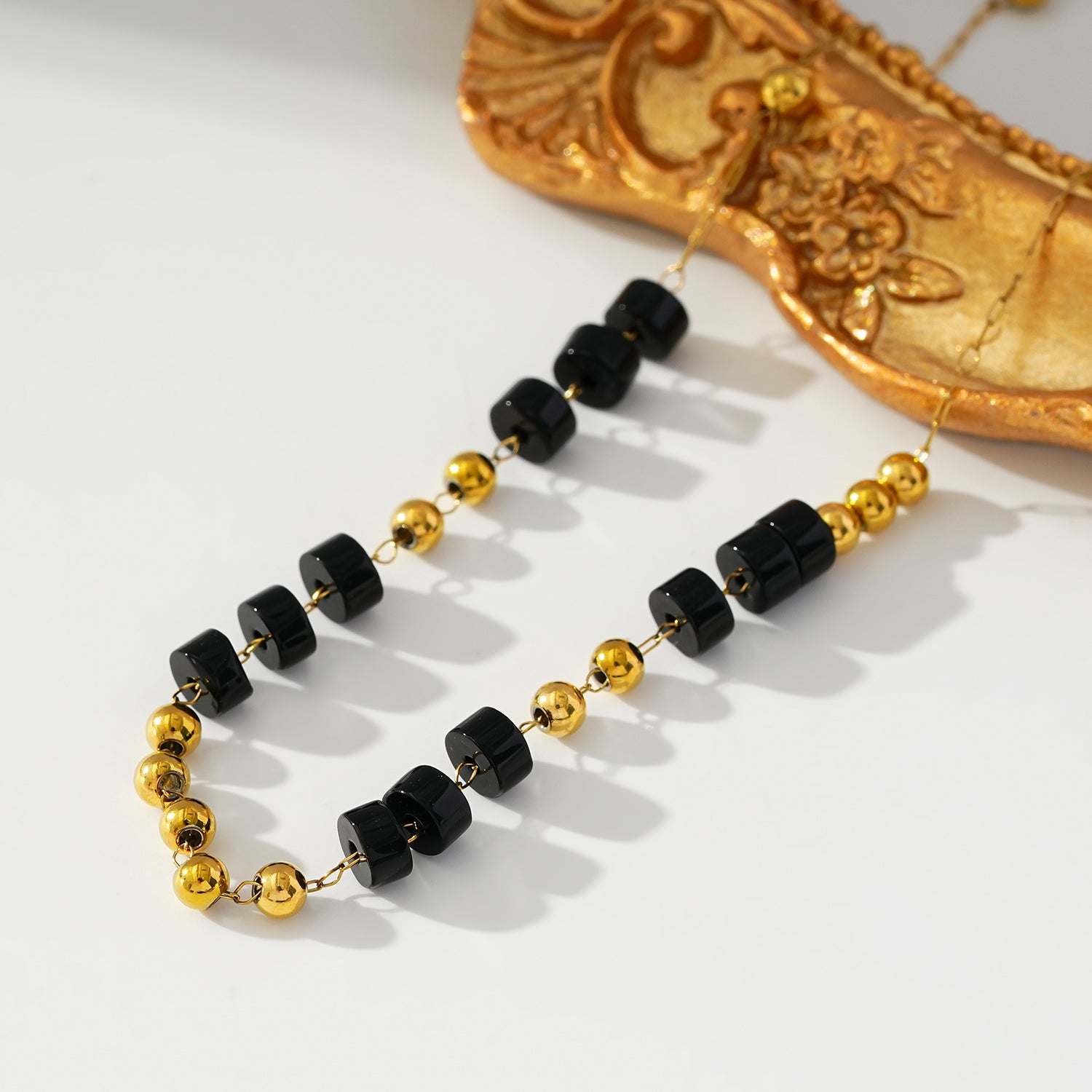 Style ROSARIO LG 1222: Black Onyx and Gold Beaded Chain Bracelet.