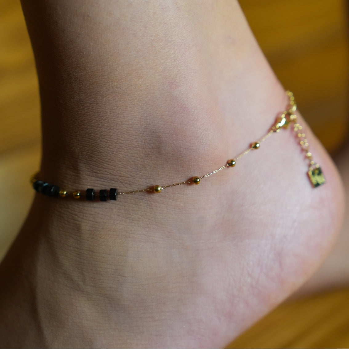 Style ROSARIO LG 1222: Black Onyx and Gold Beaded Chain Bracelet.