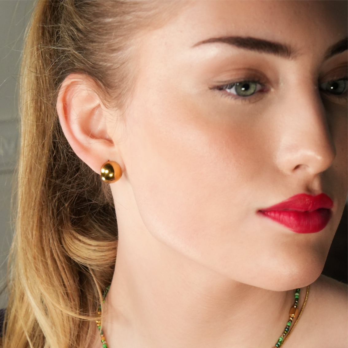 4mm bead stud earrings - 10K yellow Gold. Color: yellow | Doucet Latendresse