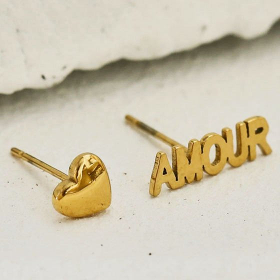 AMOUR & HEART Symbol – Romantic Statement 2-Pair Stud Earrings in Gold. Style AMOUR