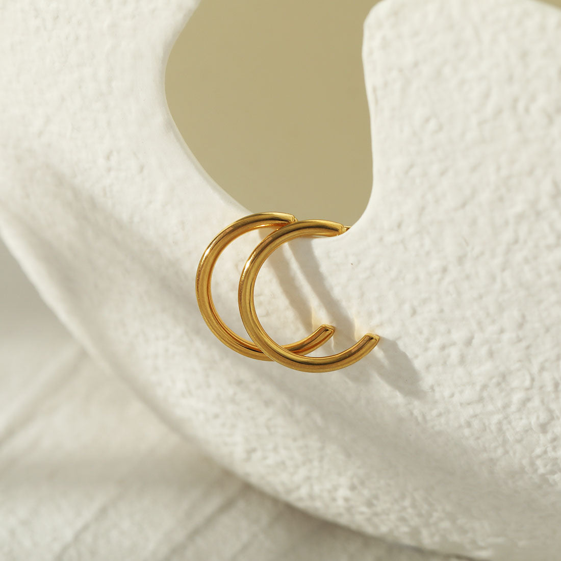 hackney_nine | hackneynine | FLORA21281 | affordable_jewelry | dainty_jewelry | stainless_steel_jewelry | 18K_gold_jewelry | gold_dipped_jewelry | gold-jewelry | hoops_earrings | classic_hoops | gold_hoops