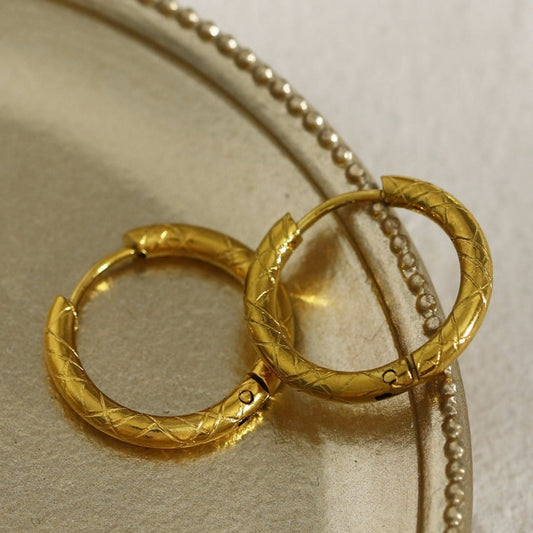 Style MALENA 122217: Subtly Decorative Etched Hoop Earrings. 