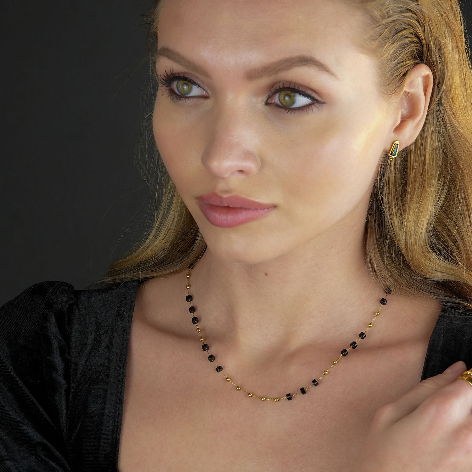 Style: SANTA CRUZ 22107 Black Onyx and Gold Beaded Chain Necklace.